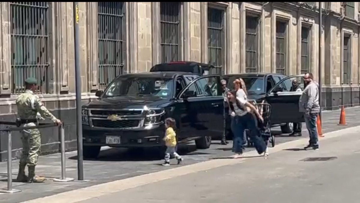 ¿Y cuál es el puesto que tiene José Ramón López Beltrán en el gobierno para que tenga dos camionetas blindadas a su servicio? ¿Es acaso titular de alguna Secretaría de Estado? 🤔