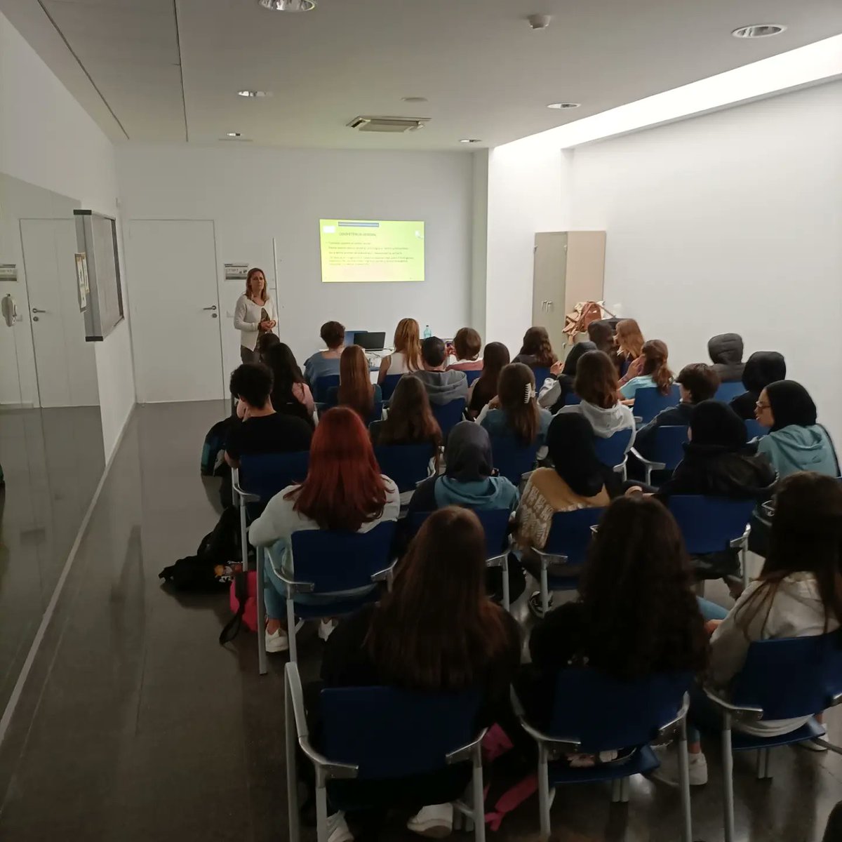 Xerrades informatives sobre els CFGM de Farmàcia i Parafarmàcia, Cures Auxiliars d'Infermeria i Emergències Saintàries, així com CFGS de Laboratori de Diagnòstic Clínic estant sent dutes a terme pel professorat de Cicles Formatius de l'INS Alexandre Satorras.