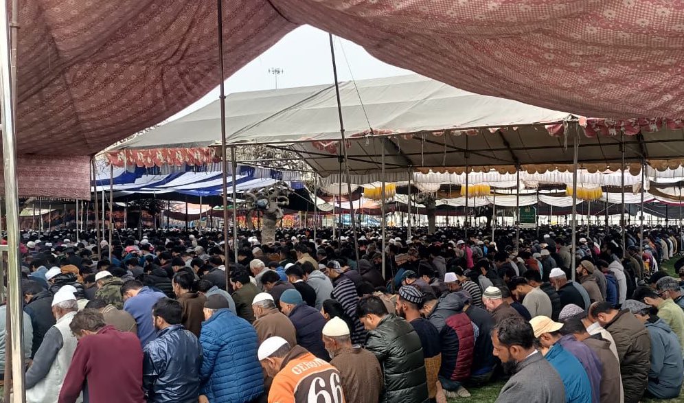 SrinagarPolice's tweet photo. Friday afternoon Prayers on first Friday of the holy month of Ramzan concluded peacefully in all the mosques of Srinagar. Below are pictures from Jamia Masjid, nowhatta &amp; Hazratbal Dargah wherein around 18,000 &amp; 50,000 devotees attended Friday prayers respectively. https://t.co/eryjTbAUGu