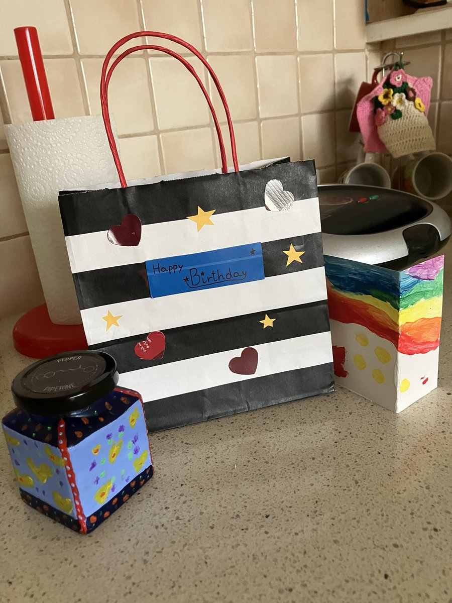 At #TheHouseOfFun we learn to give a new life to stuff in the recycling bin, with a touch of #chemistry.  Make nice little presents. #STEMathome #STEMeducation #STEAMEducation