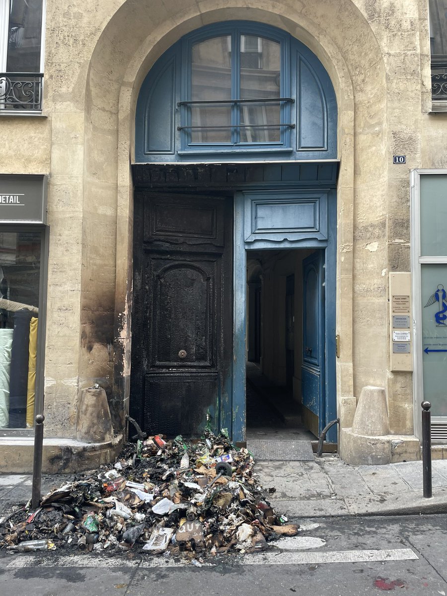 à minuit après 1 journée de travail commencée à 6h comme bcp d’entrepreneurs, avec les voisins nous avons nettoyé notre rue pour éviter qu’1 immeuble soit incendié par ceux qui considèrent que les parisiens ne méritent pas le respect que tout citoyen mérite <a href="/Anne_Hidalgo/">Anne Hidalgo</a>