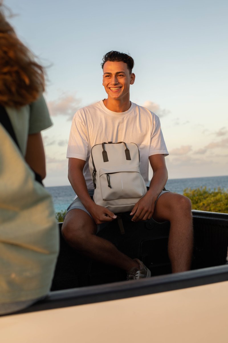 Check out this pretty boy, we mean the bag, of course (; Buy it online and join the New Rebels family ♡

#laptopbag #trendybag #minimalstyle #baglover #waterproofbag #dailystyle #lifestyle⁠ #fashion #fashionbags #bagstyle #travel