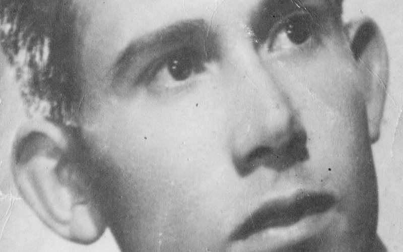YadVashemFr's tweet photo. "Ma petite maman chérie, 
Je te prie d’arrêter l’envoi des colis car je pars. Je ne connais pas la destination."

Le #24mars 1943, Maurice Sebbane, 19 ans, écrit à sa mère de #Drancy. Il sera déporté le lendemain par le convoi 55 pour #Sobibor.

Lire : https://t.co/FK5arAvSLk https://t.co/SXIlzsrVeS