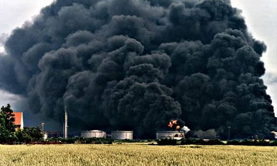 mladasrpska's tweet photo. Против српског народа НАТО је водио хемијски, биолошки, еколошки рат. Еколошке последице које су проузроковане бомбардовањем велике рафинеије нафте у Панчеву, употреба муниције са радиоактивним уранијумом су катастрофалне. НАТО агресија је нови геноцид над Србима! https://t.co/w9oNzGuUs5