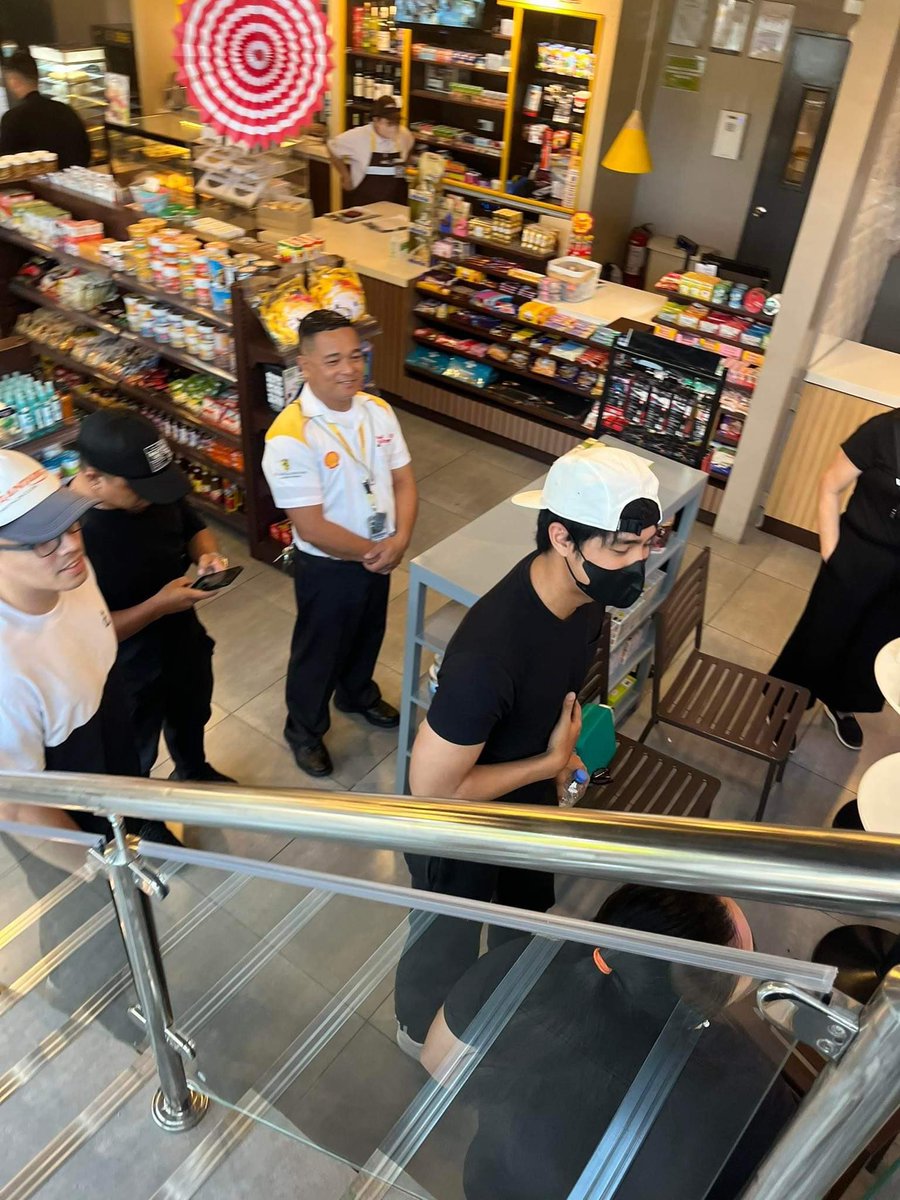 donnybelindax's tweet photo. my frenemy saw donny today Shell Cavite 😭 walking distance sa school namin!!! HOY BAKIT KA NAMAN NANDYAN KUNG KAILAN DI AKO TUMAMBAY 😭 HDIDJDOSOS https://t.co/xhn9llPM5j