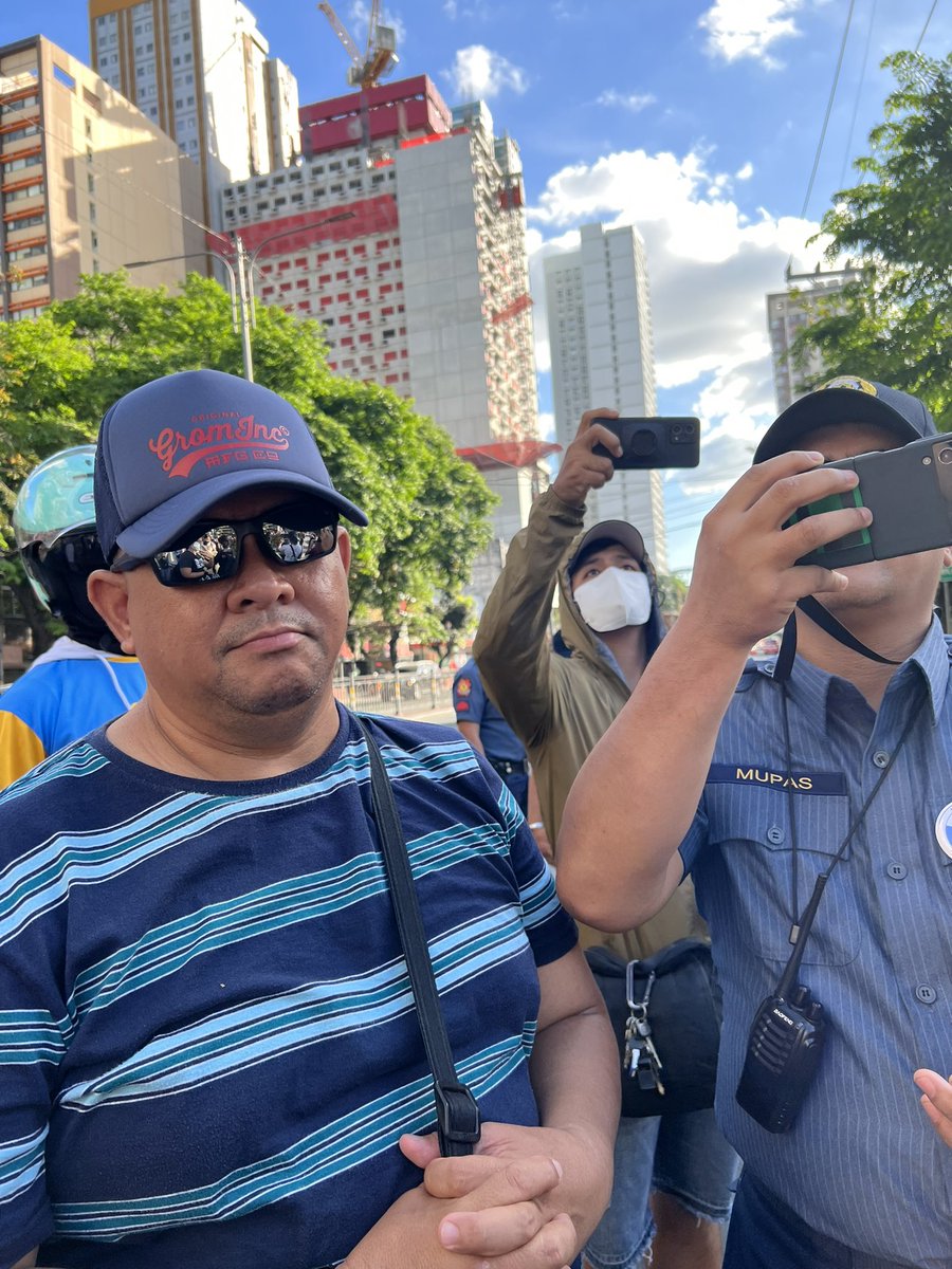 RachVillamor's tweet photo. Spotted @ UST: confirmed police officers in civilian clothes taking pictures of students conducting a peaceful protest against Mandatory ROTC. 

Harap-harapan ka pa nilang pipicturan, for “profiling” purposes daw kasi masama daw ang ginagawa namin. https://t.co/FIjrR8Jx05
