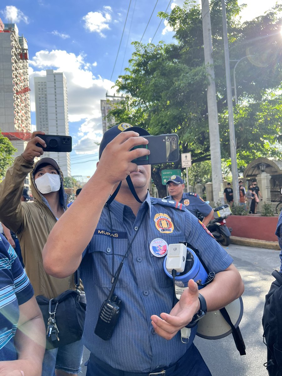 RachVillamor's tweet photo. Spotted @ UST: confirmed police officers in civilian clothes taking pictures of students conducting a peaceful protest against Mandatory ROTC. 

Harap-harapan ka pa nilang pipicturan, for “profiling” purposes daw kasi masama daw ang ginagawa namin. https://t.co/FIjrR8Jx05