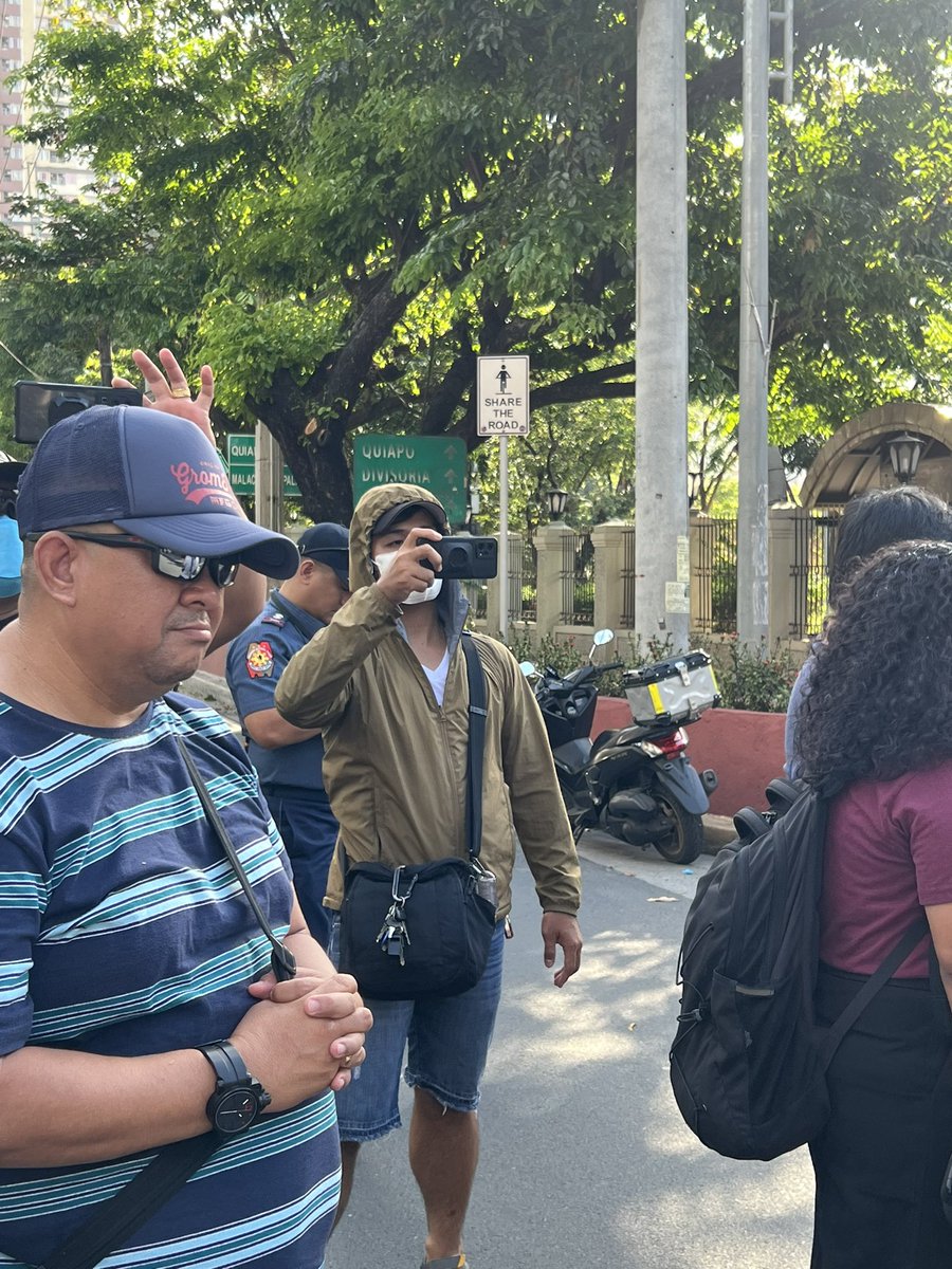 RachVillamor's tweet photo. Spotted @ UST: confirmed police officers in civilian clothes taking pictures of students conducting a peaceful protest against Mandatory ROTC. 

Harap-harapan ka pa nilang pipicturan, for “profiling” purposes daw kasi masama daw ang ginagawa namin. https://t.co/FIjrR8Jx05