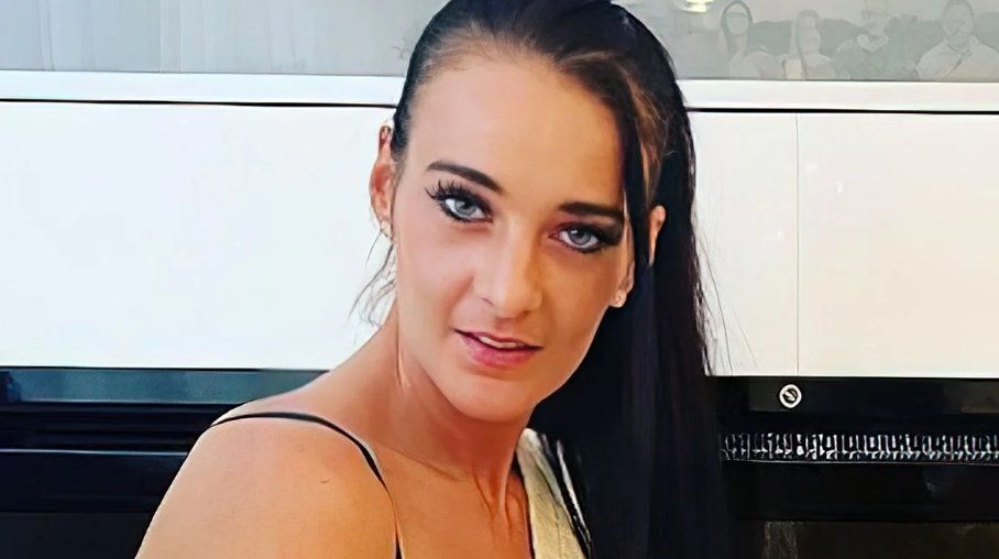 TukMagazine's tweet photo. Nicol Kremers, ex van Peter Gillis, begint #OnlyFans en #f2f profiel

➡️https://t.co/DcUQEe7lLi

#onlyfansgirl #onlyfansbabe #ContentCreator @snacc_nl #pornoster https://t.co/KjKXAAKYlu