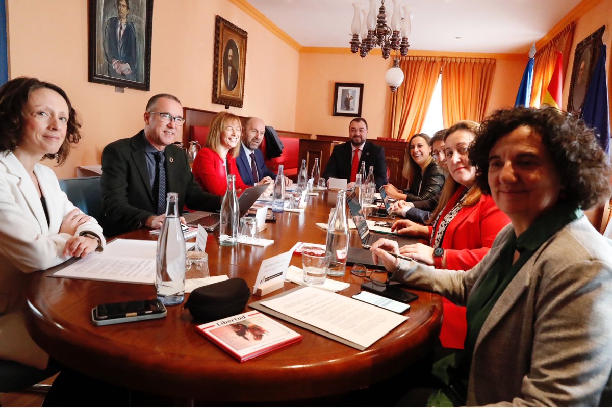 #ConsejoDeGobierno
📃El jefe del Ejecutivo, <a href="/AdrianBarbon/">🌹 Adrián Barbón 💙💛</a>, preside en estos momentos la reunión semanal del 𝗖𝗼𝗻𝘀𝗲𝗷𝗼 𝗱𝗲 𝗚𝗼𝗯𝗶𝗲𝗿𝗻𝗼

📍Hoy se celebra en el concejo de #Laviana 
ℹ️ Al término se informará de los acuerdos aprobados
