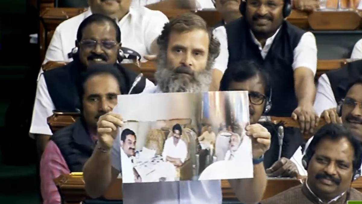 INCIndia's tweet image. राहुल गांधी जी की लोकसभा सदस्यता ख़त्म कर दी गई।

वह आपके और इस देश के लिए लगातार सड़क से संसद तक लड़ रहे हैं, लोकतंत्र को बचाने की हर सम्भव कोशिश कर रहे हैं।

हर षड्यंत्र के बावजूद वह यह लड़ाई हर क़ीमत पर जारी रखेंगे और इस मामले में न्यायसंगत कार्यवाही करेंगे।

लड़ाई जारी है✊️