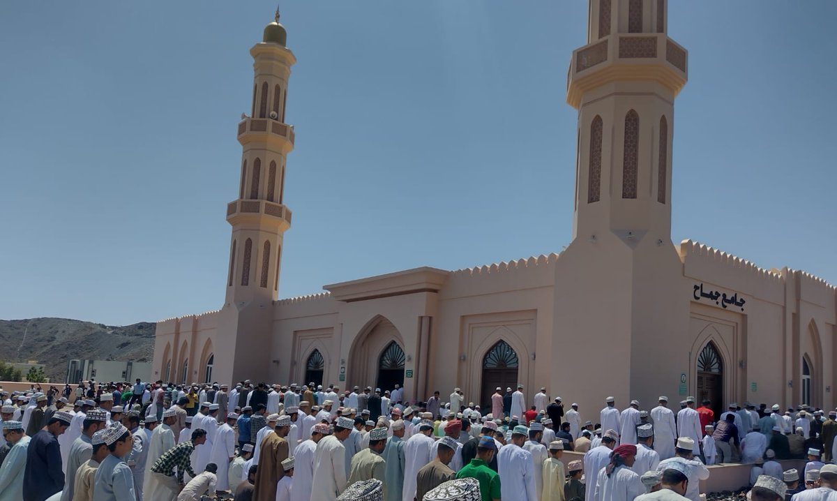 mas334494's tweet photo. من أكبر الأخطاء أن يتم وقف إقامة صلاة #الجمعة في مسجد الرحمن. 
جامع بهلا وجامع جماح اليوم مجموعة من المصلين في الشمس!!
إذا كان عذر وزارة @meraoman أنه لايوجد أئمة.. الحمد لله في #بهلاء يوجد أئمة متطوعين بارك الله فيهم.
الرجاء إعادة النظر في مسجد الرحمن
@MSalmamari https://t.co/HuWL92LkuA