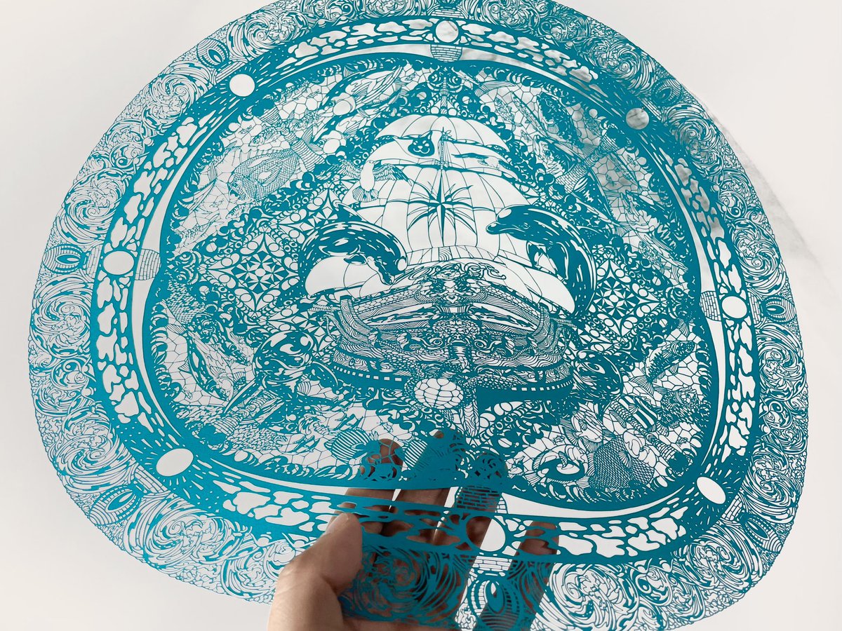 「切り絵作品。拡大してみてね。紙一枚に込めたイラストレーションの世界観とナイフ一本」|下村優介【現代切り絵作家】のイラスト