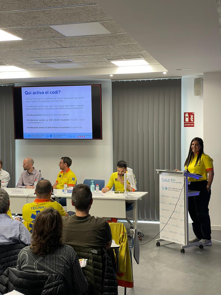 semgencat's tweet photo. #EstàPassant:
A la Jornada d'actualització Codi IAM, Organitzada pel Servei de Cardiologia de @hjoan23 i pel #SEM, la Laura, infermera del #SEM, destaca la importància de la #CECOS com a vector imprescindible, des de la detecció fins la Unitat d'Hemodinàmica. https://t.co/ekmaRXNfu5