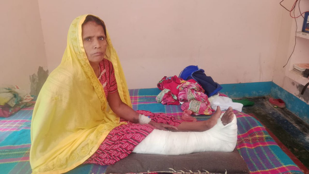अयोध्या में आए दिन महिलाओं के ऊपर दबंगों द्वारा आत्याचार हो रहा है और अब सौरभ सिंह के द्वारा महिला के ऊपर फोर व्हीलर कार चढ़ा कर हत्या करने की कोशिश किया गया जिसमे महिला का दोनो पैर टूट गया है.. कृपया उचित कार्यवाही करे <a href="/Uppolice/">UP POLICE</a> <a href="/ayodhya_police/">AYODHYA POLICE</a> <a href="/igrangeayodhya/">DIG Range Ayodhya</a> <a href="/myogiadityanath/">Yogi Adityanath</a>