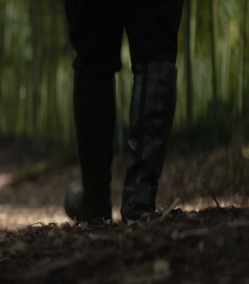 MentorSkywalker's tweet photo. The tall black boots are made of durable leather and provide excellent support and protection for my feet. #LukeSkywalker #StarWars #9ABY #TheJediAcademy https://t.co/EtJLpiC8yC