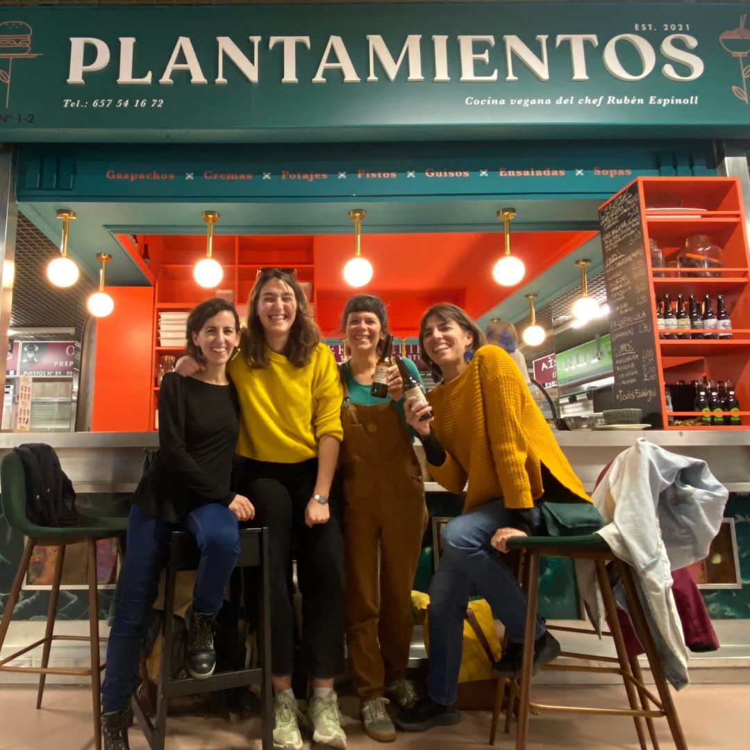 MES_Madrid's tweet image. La foto es una muestra de los ratos que compartimos fuera del trabajo, llenos de risas y cariño. Qué importante es #apoyarnos y #cuidarnos. Por muchos años de formar parte de esta familia llamada @MES_Madrid ✨

Si no formas parte , ¡te esperamos! 👉🏼 bit.ly/3nqnBvm