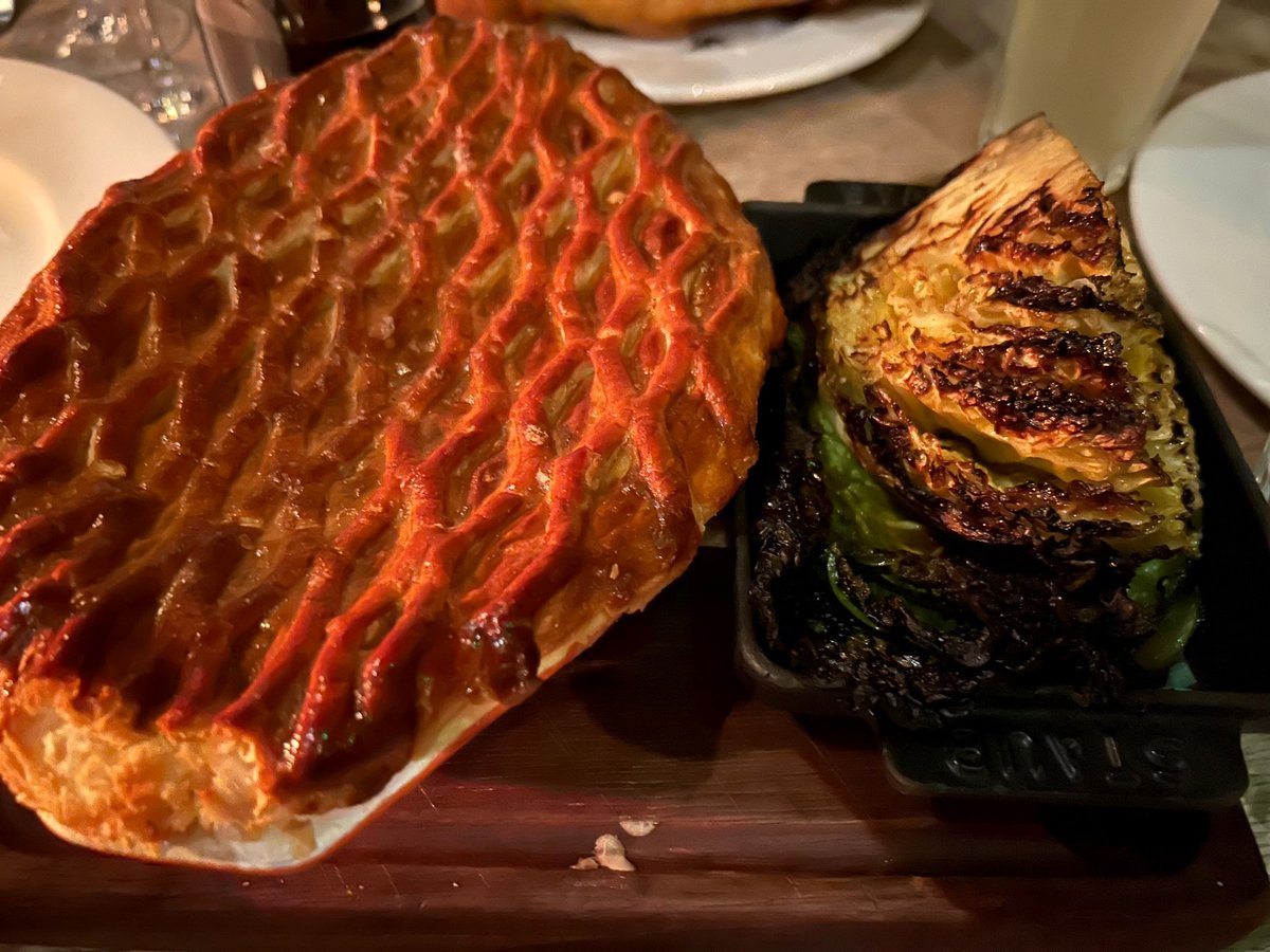 MichelinGuideUK's tweet image. Proper pie, proper pub 
@TheBullandLast
#Highgate #HampsteadHeath 
guide.michelin.com/en/greater-lon…