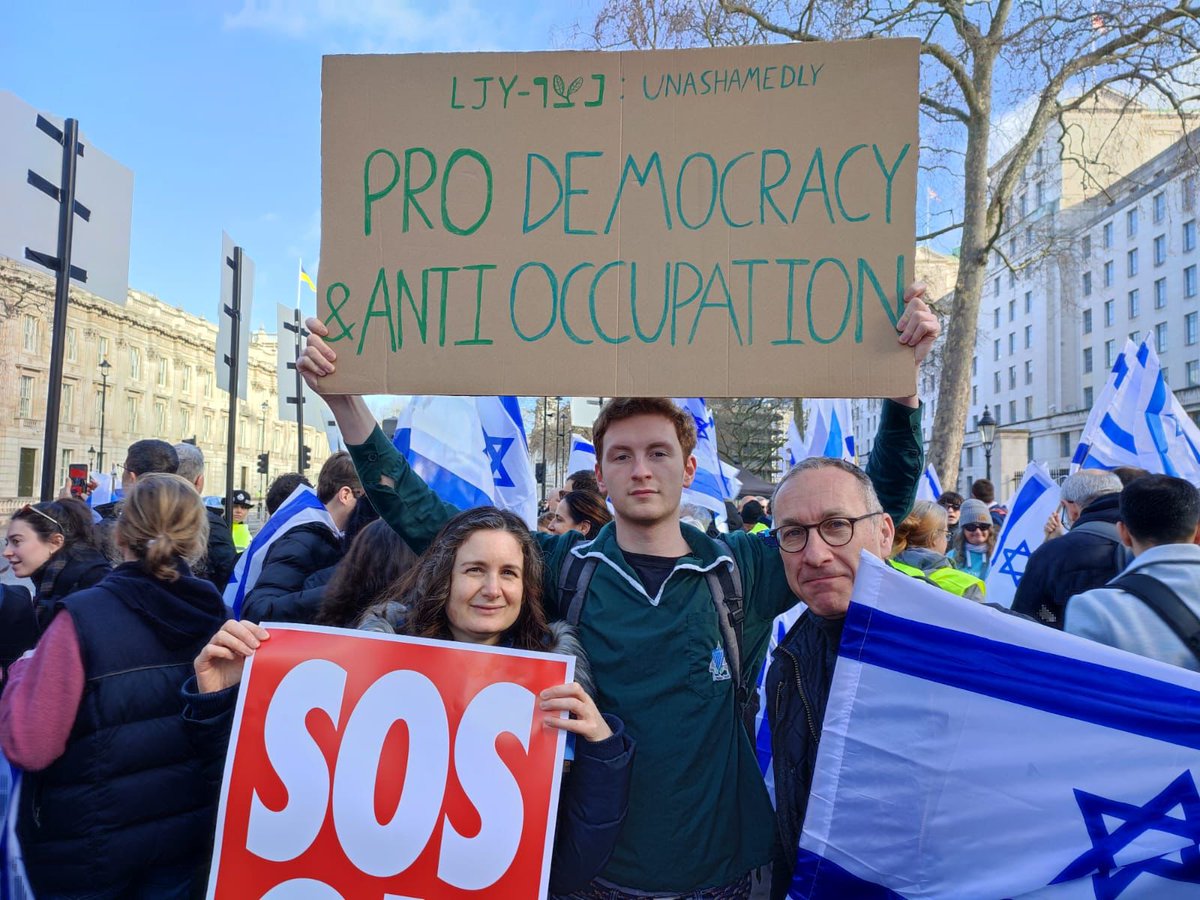 Becca Fetterman (LJ Director of Youth), Joe Shotton (@LJYNetzer Movement Worker) and @rabbiaaron (The Ark Synagogue) are among those outside @10DowningStreet at the @IsraeliDefend demonstration. We stand in solidarity with Israelis protesting against this extremist government.