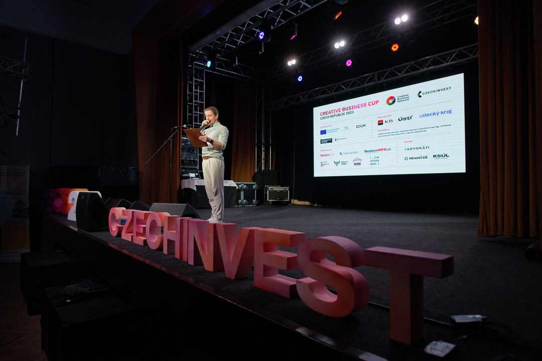 CzechInvest_CZ's tweet photo. Národní finále soutěže Creative Business Cup 2023 je za námi! Ovládl ho startup #NEBESYS, který inovuje tradiční šikmé střechy. Díky unikátní technologii je skrze materiál vidět, ale z venku zapadá mezi ostatní střechy! Více se dočtete zde 👇
https://t.co/8SELj9tPSR https://t.co/R88PCTkwsL