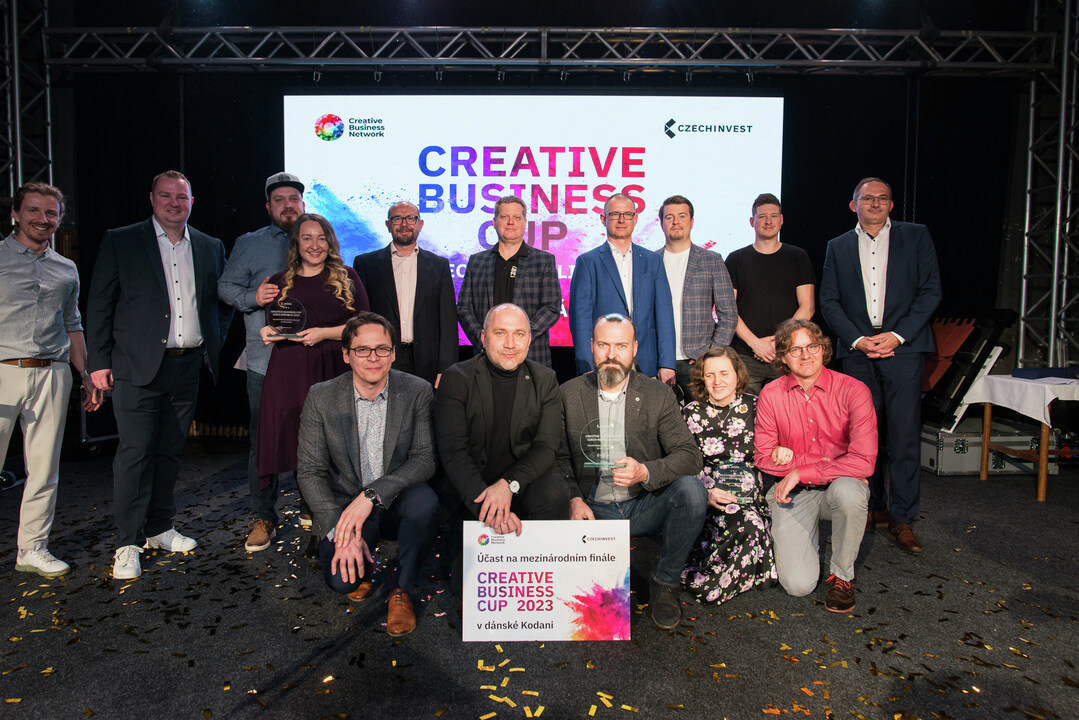 CzechInvest_CZ's tweet photo. Národní finále soutěže Creative Business Cup 2023 je za námi! Ovládl ho startup #NEBESYS, který inovuje tradiční šikmé střechy. Díky unikátní technologii je skrze materiál vidět, ale z venku zapadá mezi ostatní střechy! Více se dočtete zde 👇
https://t.co/8SELj9tPSR https://t.co/R88PCTkwsL