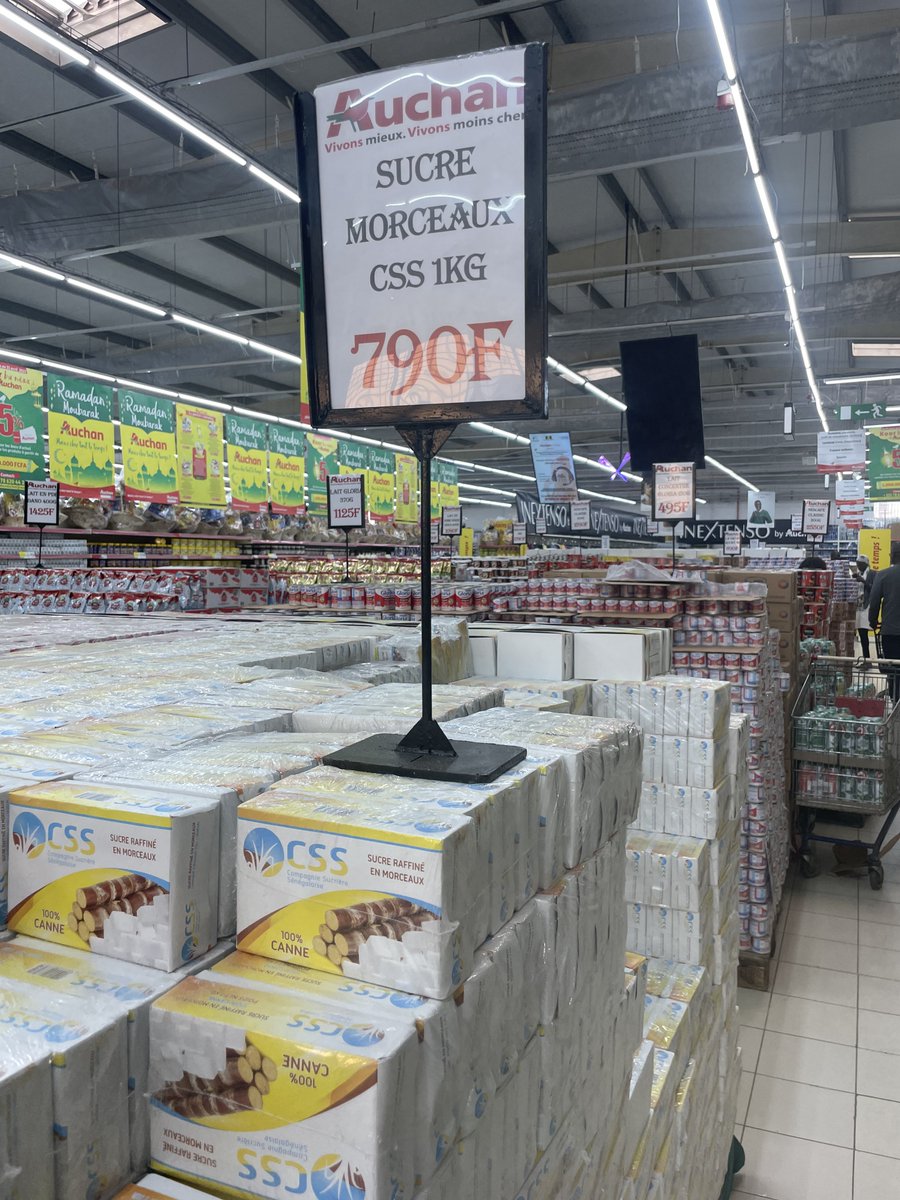 dembagueye's tweet photo. J’ai découvert que mon boutiquier m’a vendu ce paquet de sucre (1kg morceaux) 410f plus cher que chez Auchan. La loi de l’offre et de la demande penseront certains, mais 410f quand même, ak fi Jamono toll 😔 
J’ai vraiment essayé de comprendre comment c’est faisable… #kebetu https://t.co/GMmsXnJQNR