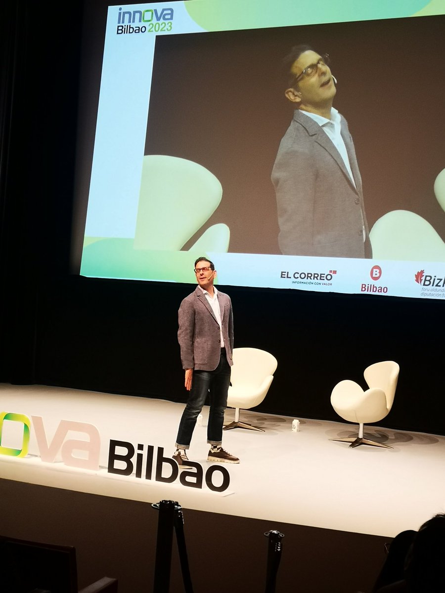 antxon's tweet photo. #InnovaBilbao no sería lo que es sin las maravillosas transiciones de @XoseCastro
#innobi23 https://t.co/upIYij1jqG