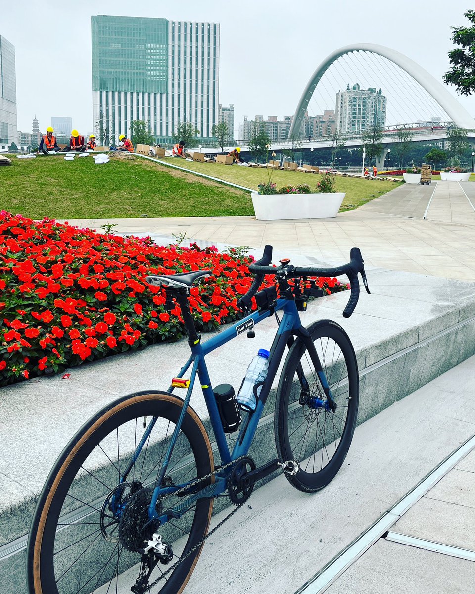 senlin305's tweet photo. 骑车不努力，回家卖板栗😂

#gravelbike
#gravelbikeworld 
#roadbike
#gravel 
#Gopro
#cycling 
#cyclinglife 
#lovecycling
#ride
#bike 
#cycle
#MucBlue
#UtilityBelt
#bicycle
#砾石公路车
#瓜车
#移动电源
#脚踏车
#脚车
#单车
#自行车
#充电宝
#周末去哪玩
#户外运动
#城市骑行路线 
#二沙岛 https://t.co/gLwavNDtll