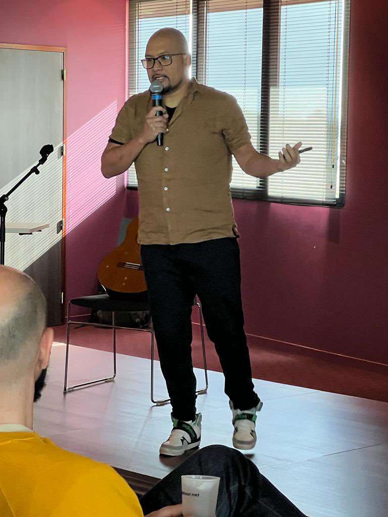 Yadz met le feu à Niort 🔥🔥en nous parlant de changement de culture et de différence de culture une guitare à la main ! #agnrt #niort #agile