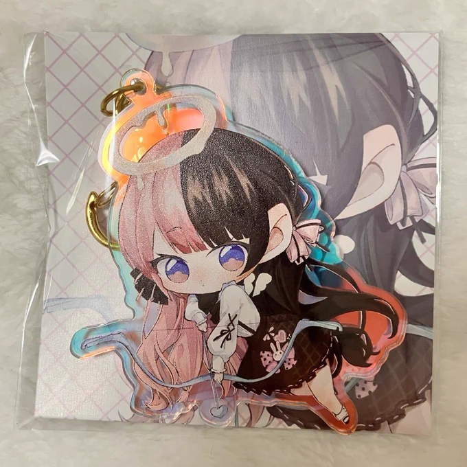 頼んでたアクキー無事に届いた〜台紙は裏表でるなちゃんとひなーのが印刷されてます 
