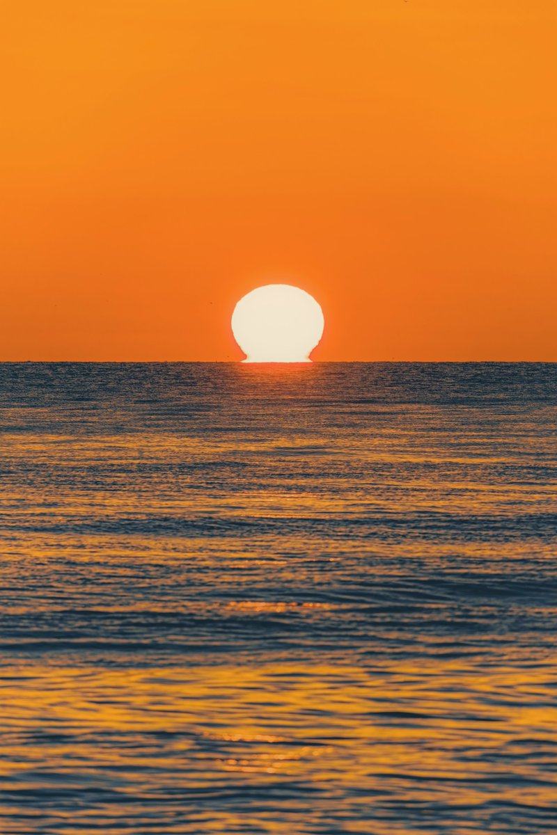 日没直前のだるま夕陽を捕らえようとしたら(*'▽'*)ちょこっとだけだるまっぽく撮れたにゃ♪