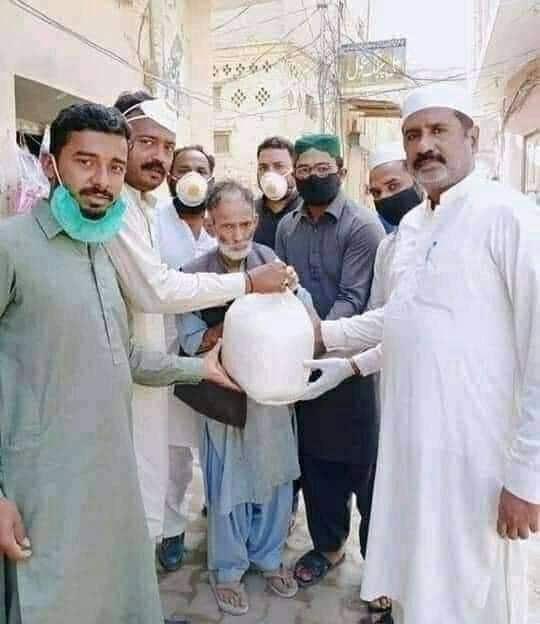 United_World__'s tweet photo. حضرت سلیمان علیہ السلام نے اک چیونٹی سے پوچھا تمھاری سال بھر کی خوراک کتنی ہے؟ چیونٹی نے کہا چاول کے دو دانے حضرت سلیمان علیہ السلام نے چاول کے دو دانے ڈال کر سوراخ بند کردیا ایک سال بعد سوراخ کھول کر دیکھا تو چاول کا ایک دانہ باقی تھا حضرت سلیمان علیہ السلام نے چیونٹی سے کہا تم نے چاول کا دانہ کیوں بچایا ہوا ہے تو چیونٹی نے کہا پہلے بات خدا کی تھی کہ اگر میں دو دانے کھا بھی لونگی تو وہ اور دے دیگا لیکن اس بار میرا رزق انسان کے ہاتھ میں تھا اسلئے چاول کا دانہ بچا کر رکھا کہ پھر ملے یہ نہ ملے
             ہماری روٹی ہمیں ہی دے اے خدا 
              تیرے بندے  بہت زلیل کرتے ہیں 
😔💔