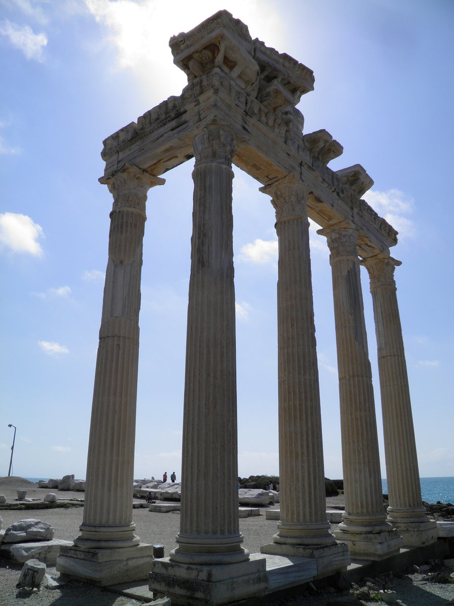 #RuinoftheDay - The partly restored Temple of Apollo in Side near Antalya #Türkiye, built around AD 150. Thirty-two 8.9-meter-high columns of white marble with Corinthian capitals surrounded the Naos of the temple. Architraves decorated with Medusa heads rested on the columns.