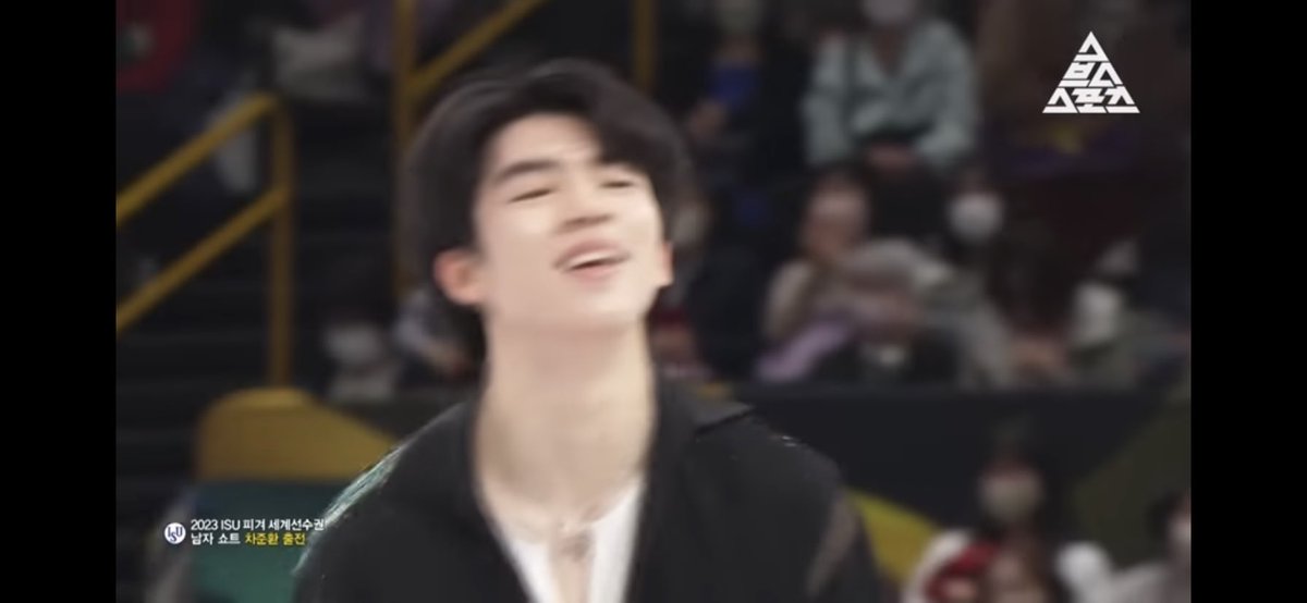 주나나 어제 삼모 치고 정신없어서 오늘 석식 먹으면서 경기 봤는데 엄청 행복해보이더라 그래 너만 행복하면 됐다 나는 모고 망햇어ㅋ…😭😭(사진은 석식먹다가 잘생겨서 냅다 캡처했는데…귀엽다)