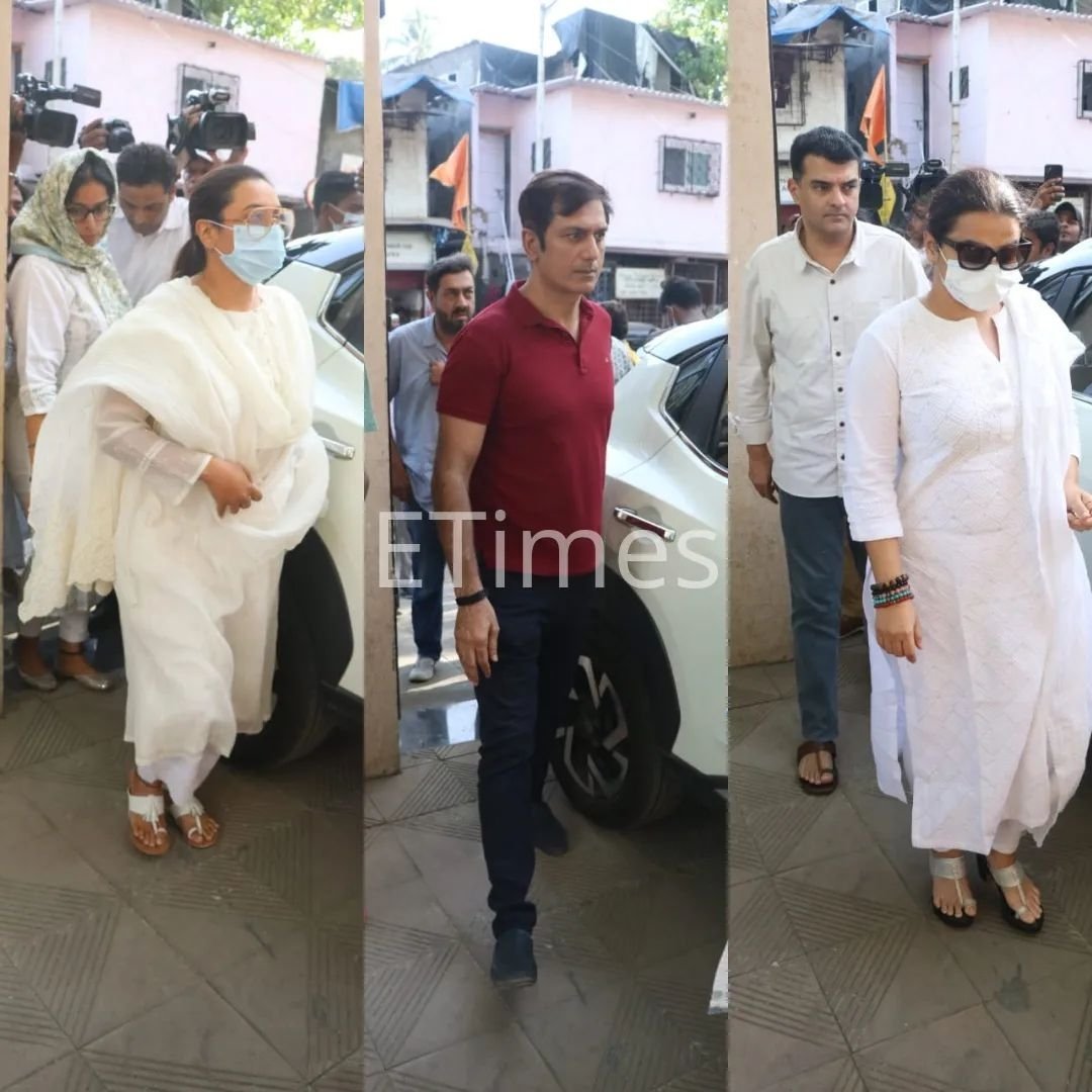 DelhiTimesTweet's tweet photo. Members of the entertainment industry - #VidyaBalan, #DiaMirza, #RaniMukerji, #DivyankaTripathi and others - arrive at #PradeepSarkar's funeral in #Mumbai
#VidyaBalan #DiaMirza #RaniMukerji #RIPDada #Parineeta #Mardaani #DivyankaTripathi https://t.co/85YlBXU1ny