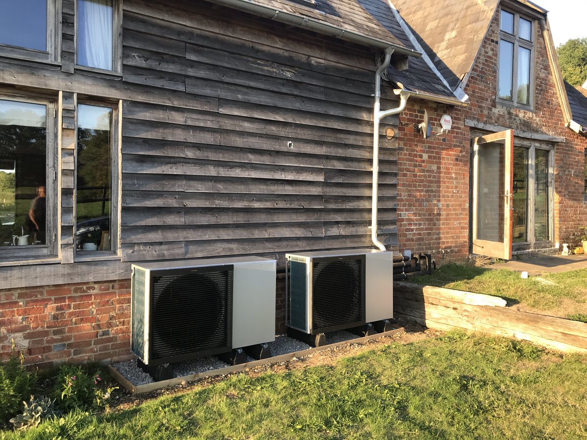 H2ec0's tweet photo. A report released from the
gov's 'Electrification of Heat Demonstration
Project', gathering data from real
heat pumps installed across the UK.

Air source heat pumps performed at a
median SCOP of 2.8!
Compared to an average gas boiler at 0.8 
and electric heating at 1 https://t.co/pdWVoeORO0