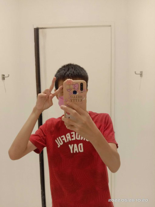 SamuelC1602's tweet photo. comparing all these 3 mirror selfies, which one is your favorite when it comes to phone case? https://t.co/JzVjBNBXCH