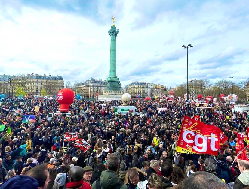 SailorSbaff's tweet photo. Comunque, se ve lo state chiedendo: 
a Paese Francia ieri si è manifestato? Ovvio, ça va sans dire: a Parigi in strada erano 900K, in tutta la Francia erano 3,5 milioni.
Il discorso di Macron che ha insultato i sindacati e “quelli che non vogliono lavorare” ha peggiorato le cose. https://t.co/LYxwME3jc9