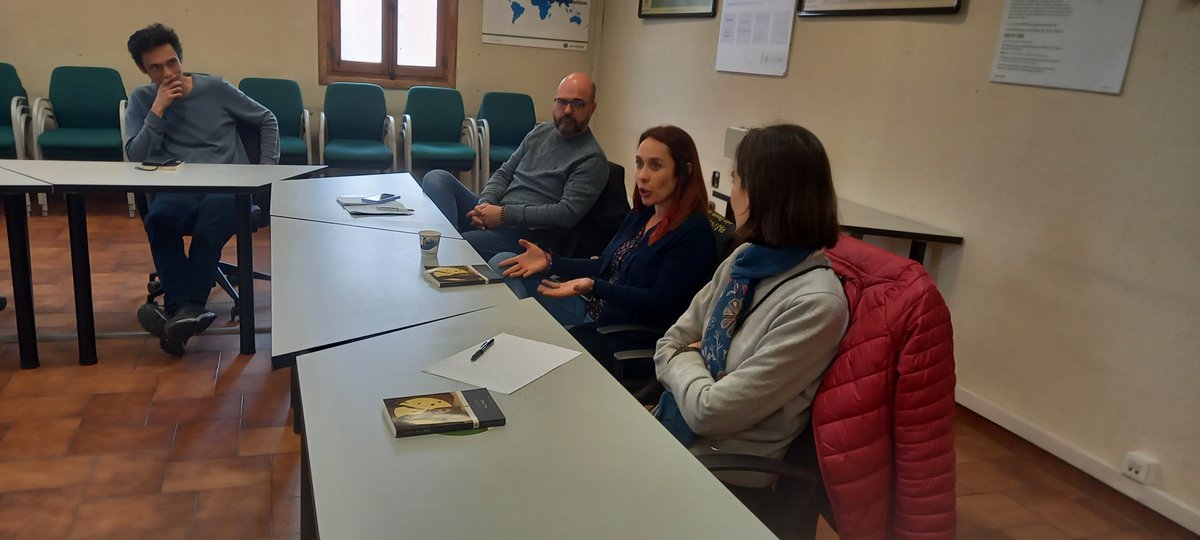 FundacionLito's tweet photo. Los participantes de #Lectulabora revisitan la #infancia con otros ojos gracias a la lectura de #PeteryWendy @penguinlibros y entablan una animada conversación dirigida por equipo de #Leerencomunidad @FilologiaUCM sobre los míticos personajes #Campanilla o #Garfio @JohnDeere https://t.co/eF9cABLGCR