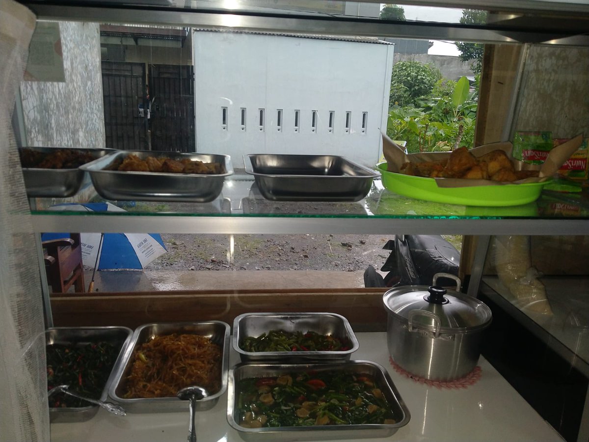 andwee___'s tweet photo. Bismillah,numpang promosi, mamaku buka warteg, lokasinya di dumpoh rt 4 rw 7 (sebelah kos diajeng ombre, depan kos putri solo), temen temen yg di magelang mau mampir boleh bgt, harganya ramah di kantong, menunya juga beda beda tiap hari. 
Selama puasa buka jam 15.00 - 20.30 https://t.co/9bSnDDV2XB