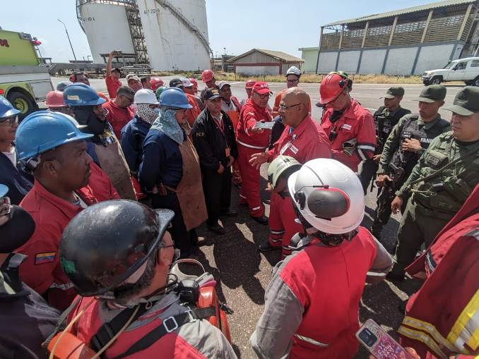 MinTrabajoVE's tweet photo. #EsNoticia📰La Dirección Ejecutiva de Seguridad Industrial e Higiene Ocupacional activó el Comando Nacional de Control de Emergencias #Conace en Caracas, como parte de las acciones preventivas orientadas a fortalecer los protocolos de control de emergencias #PDVSA. https://t.co/w1xcxL9Hle