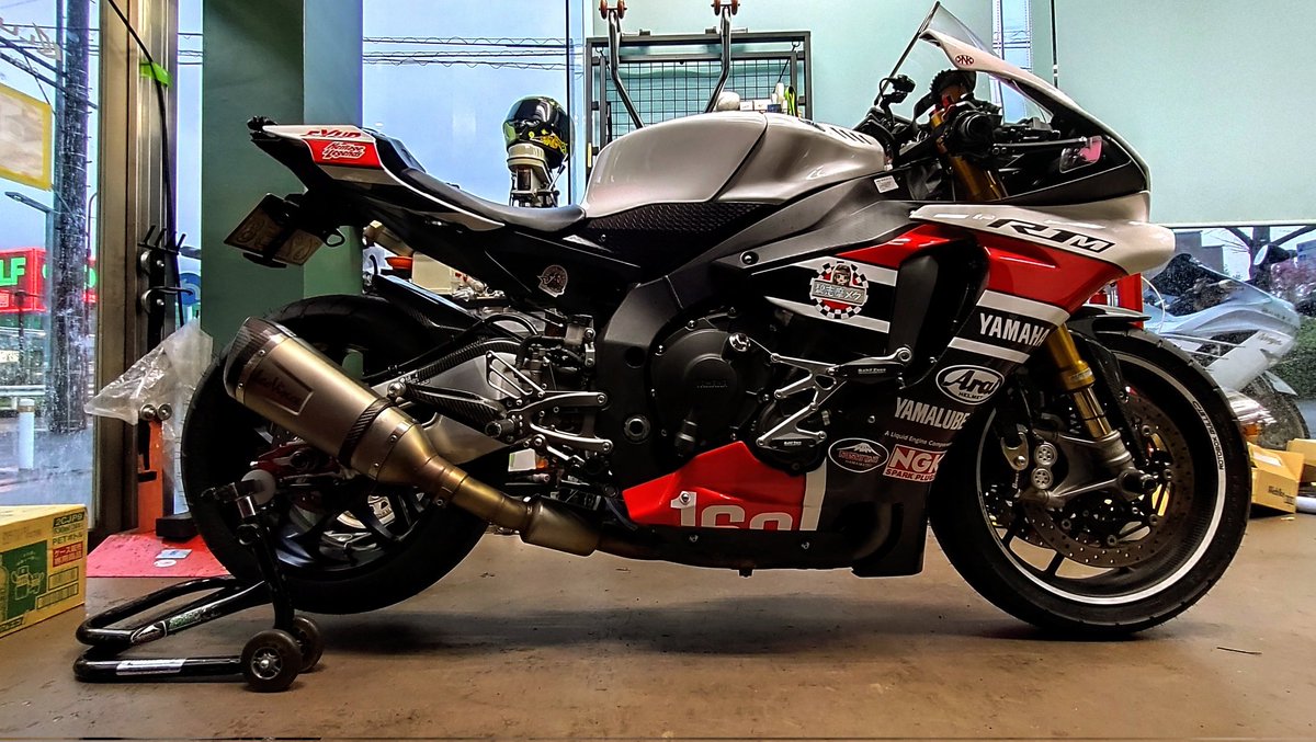 roxldEXdYl34qvk's tweet image. 今回ご要望作業無事に完成！！
ホイールは #ROTOBOX のカーボンホイール！！初めて持ったけどめっちゃ軽い✨🤩
ドラレコの前後カメラ位置を仕様に合わせて変更！
リアカメラはカウル曲面に付けられたので結構お気に入り！😂
ありがとうございました！！
#LALUMIERE
#R1M
#ドライブレコーダー
#バイク