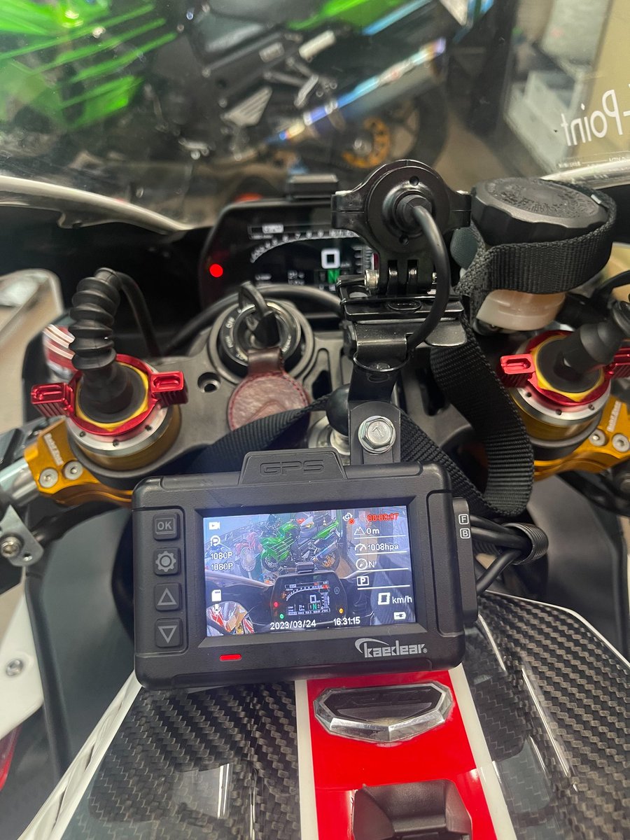 roxldEXdYl34qvk's tweet image. 今回ご要望作業無事に完成！！
ホイールは #ROTOBOX のカーボンホイール！！初めて持ったけどめっちゃ軽い✨🤩
ドラレコの前後カメラ位置を仕様に合わせて変更！
リアカメラはカウル曲面に付けられたので結構お気に入り！😂
ありがとうございました！！
#LALUMIERE
#R1M
#ドライブレコーダー
#バイク