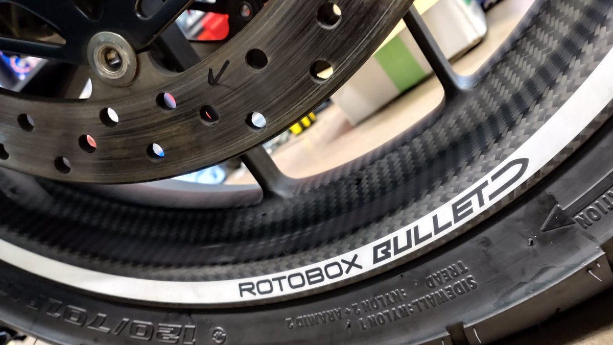 roxldEXdYl34qvk's tweet image. 今回ご要望作業無事に完成！！
ホイールは #ROTOBOX のカーボンホイール！！初めて持ったけどめっちゃ軽い✨🤩
ドラレコの前後カメラ位置を仕様に合わせて変更！
リアカメラはカウル曲面に付けられたので結構お気に入り！😂
ありがとうございました！！
#LALUMIERE
#R1M
#ドライブレコーダー
#バイク