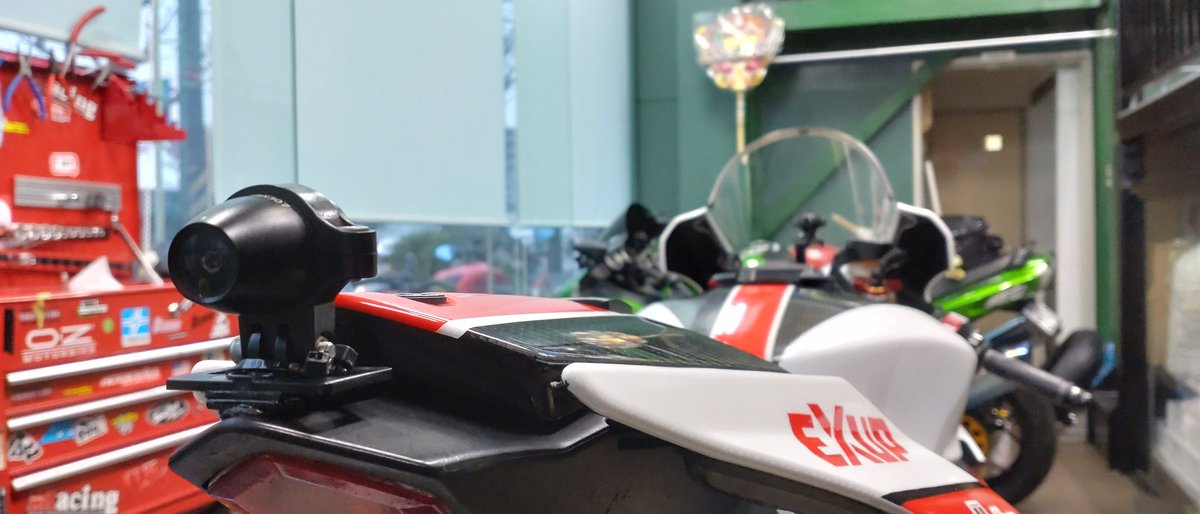 roxldEXdYl34qvk's tweet image. 今回ご要望作業無事に完成！！
ホイールは #ROTOBOX のカーボンホイール！！初めて持ったけどめっちゃ軽い✨🤩
ドラレコの前後カメラ位置を仕様に合わせて変更！
リアカメラはカウル曲面に付けられたので結構お気に入り！😂
ありがとうございました！！
#LALUMIERE
#R1M
#ドライブレコーダー
#バイク