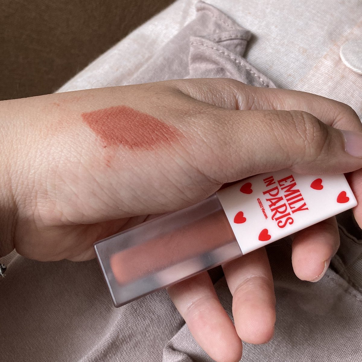 minteavalley's tweet photo. bare face with lip powder @Syca_official  🤍

the real smoothh! karena lip 'powder' jadi dia nutup garis bibir, shade camille warnanya terracotta, bikin cerah mukaaa m 👀 https://t.co/EemMNgpmxI