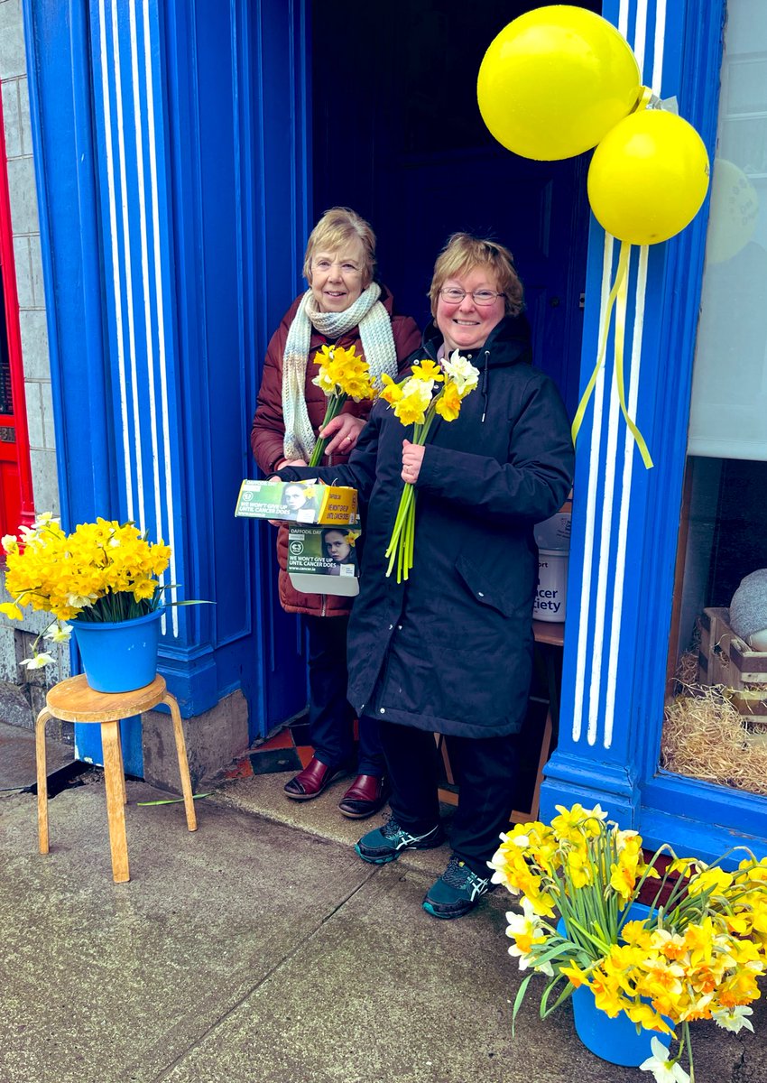 💛 Please support #DaffodilDay today. No one should have to face Cancer alone. @IrishCancerSoc do wonderful work to support patients and their families 💛 Big thanks to all the volunteers out in the rain today #heros