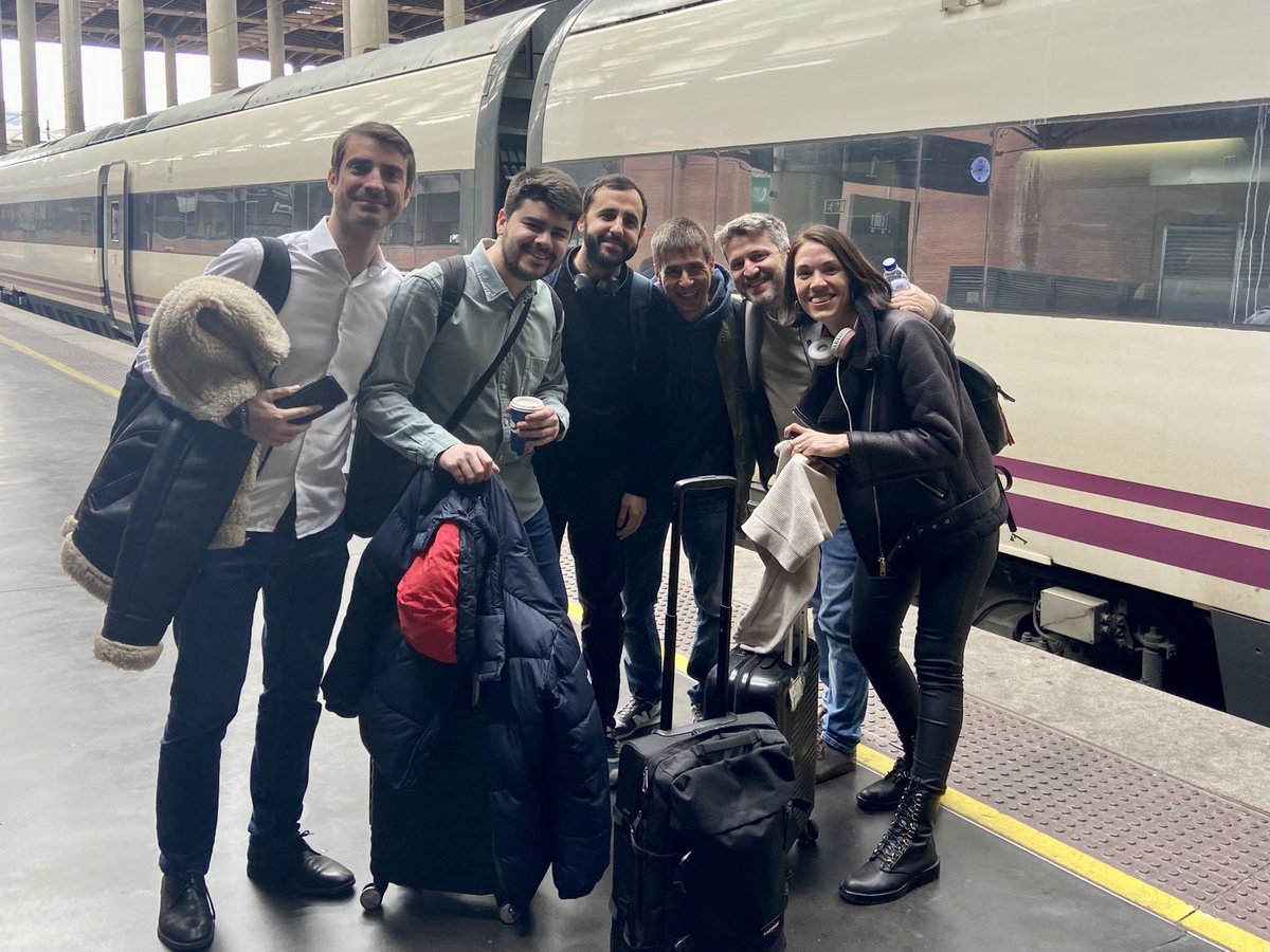 La única foto grupal de viernes en Atocha… sin que sea una despedida de soltero.

Esta noche, <a href="/Hora25/">Hora 25</a> desde Arnedo 😎
