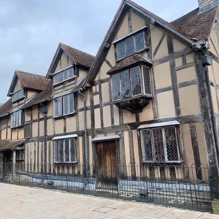 covuniaccomm's tweet photo. Another successful trip with our summer school residents! This trip involved a visit to Stratford Upon Avon & Warwick Castle 😀 Supported by Futurekets staff & Reslife 😁 #reslifebestlife #summerschool #studentevent #futurelets #coventryuniversity https://t.co/8KEMobTtLc