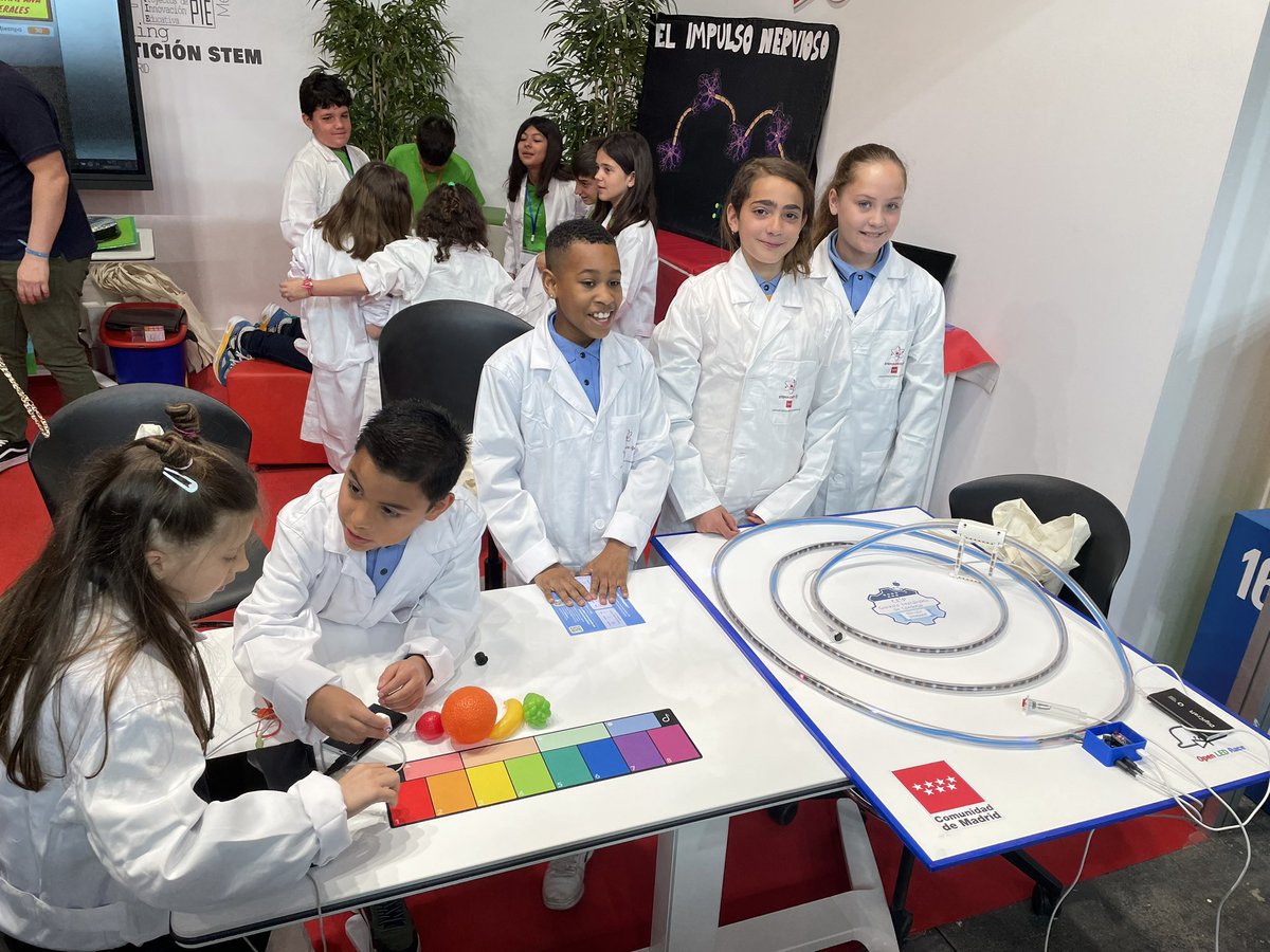 Ya estamos en la XII Madrid es Ciencia #IF_CMadrid en el stand de <a href="/ComunidadMadrid/">Comunidad de Madrid</a> ¡Vestidos como verdaderos cientific@s! <a href="/RobotizandoGonz/">Robotizando el Gonza</a>